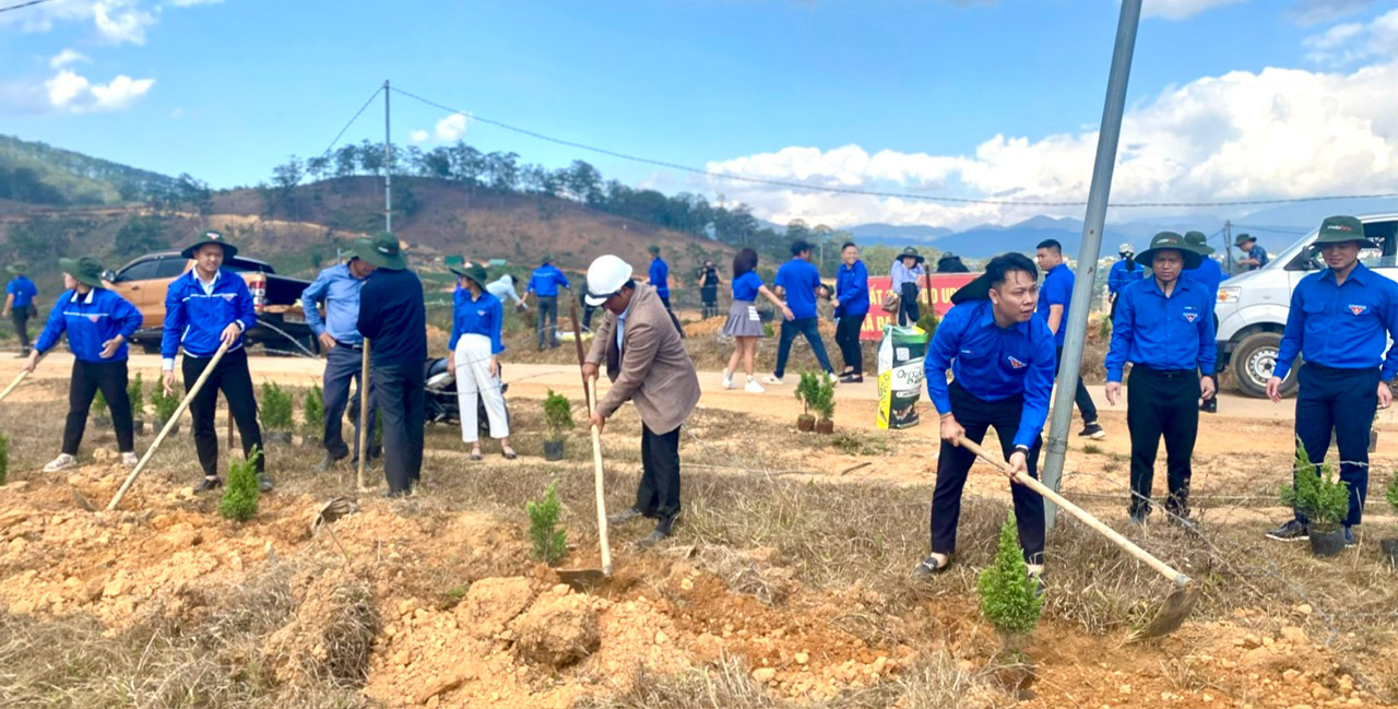 Các đại biểu cùng đoàn viên, thanh niên tham gia trồng cây xanh tại xã Đạ Nhim