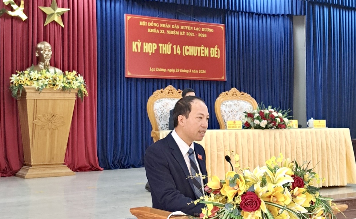 Bí thư Huyện ủy, Chủ tịch HĐND huyện Lạc Dương phát biểu tại kỳ họp
