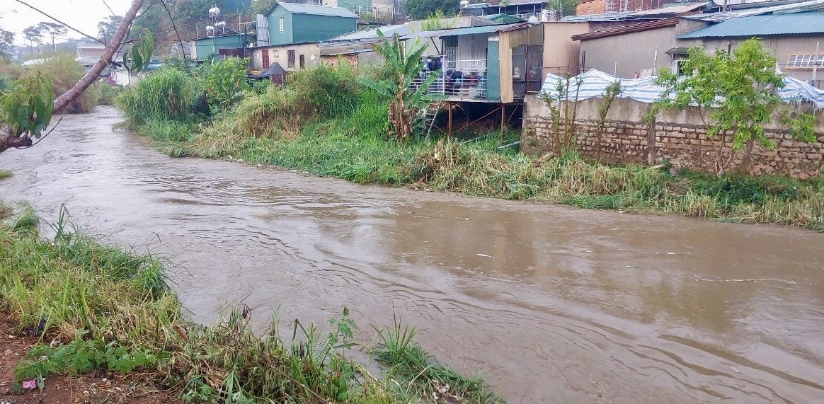 Sau cơn mưa lớn vào chiều 31/3 rác đã cuốn trôi, nước bớt mùi hôi nhưng nguy cơ gây ngập lụt cho các hộ dân xung quanh
