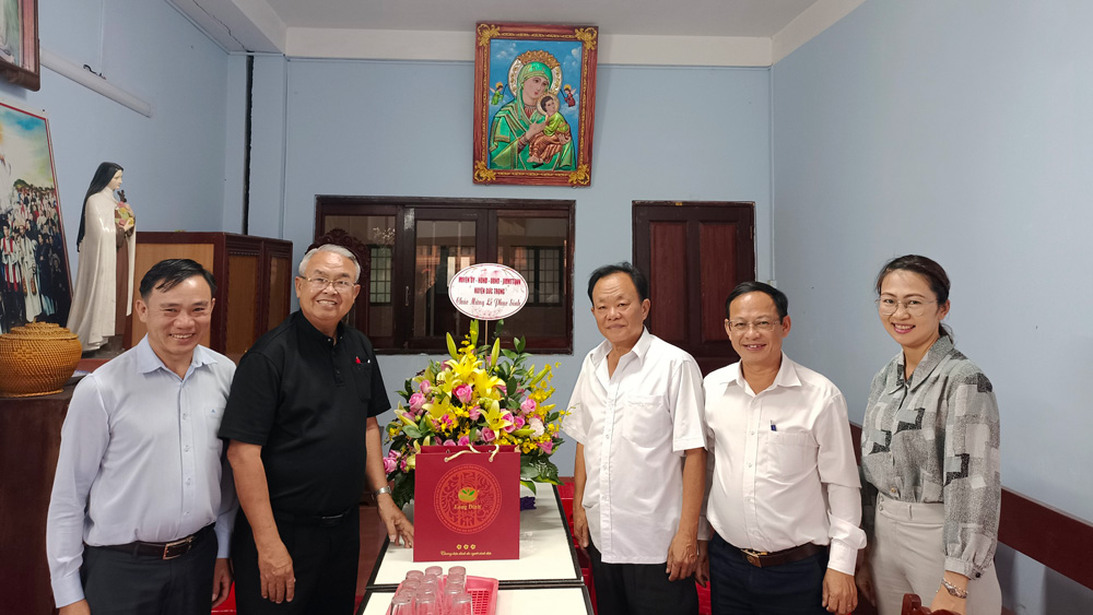Lãnh đạo huyện Đức Trọng thăm, chúc mừng các cơ sở tôn giáo nhân dịp Lễ Phục sinh