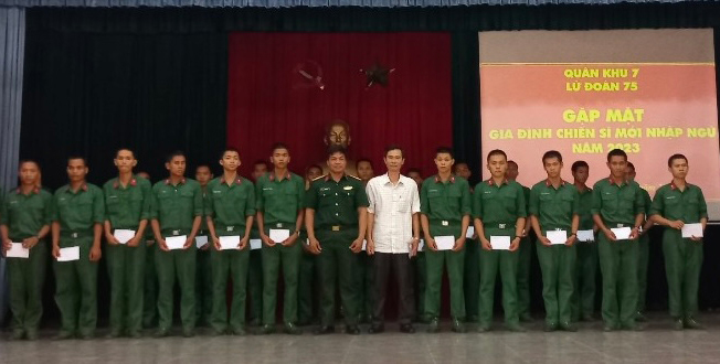 Di Linh: Thăm chiến sĩ mới tại các đơn vị