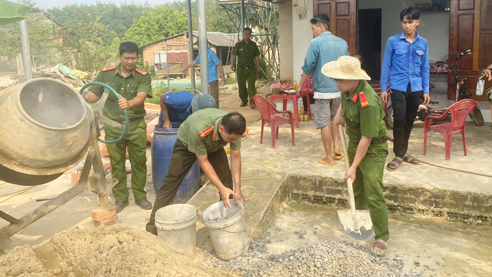 Công an Cát Tiên hỗ trợ mô hình sinh kế cho hộ nghèo