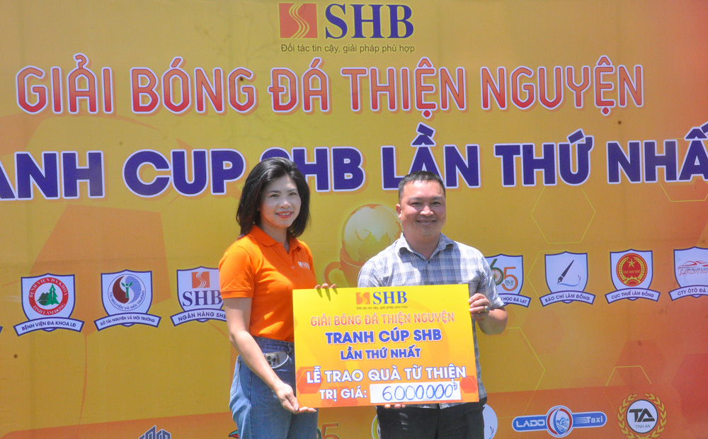 60 triệu đồng được trao cho các hoàn cảnh khó khăn tại Giải Bóng đá Thiện nguyện Ngân hàng SHB Chi nhánh Lâm Đồng lần thứ nhất