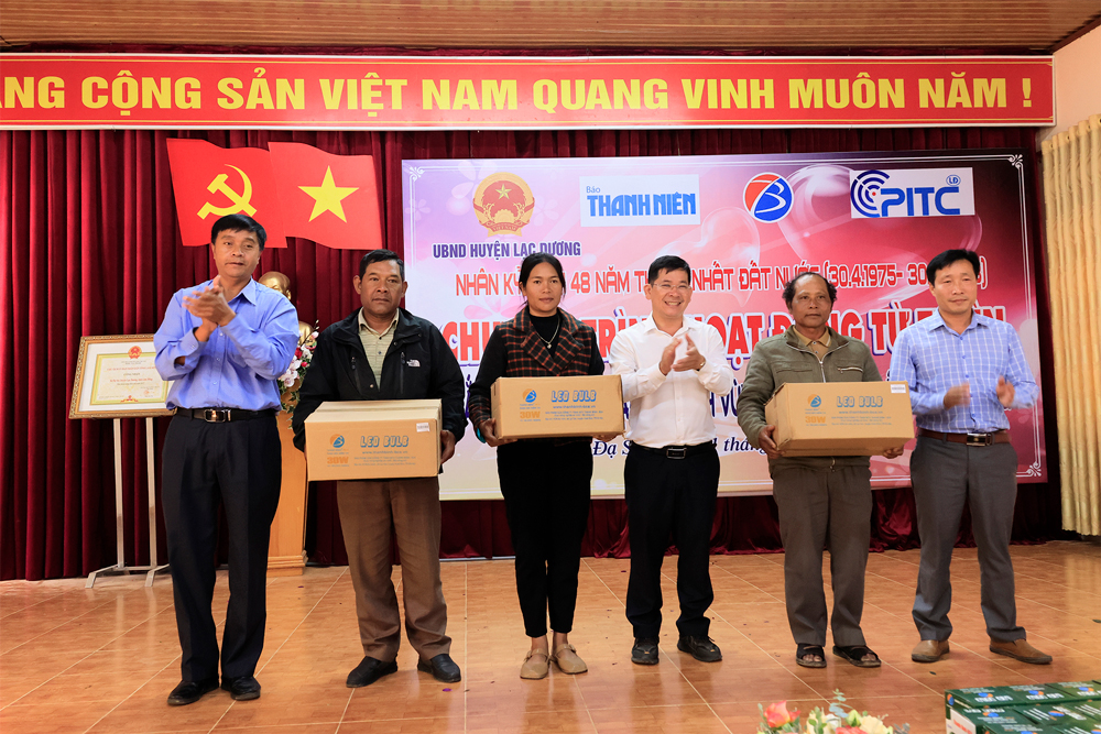 Báo Thanh Niên tặng bóng đèn và học bổng cho học sinh nghèo tại Lạc Dương