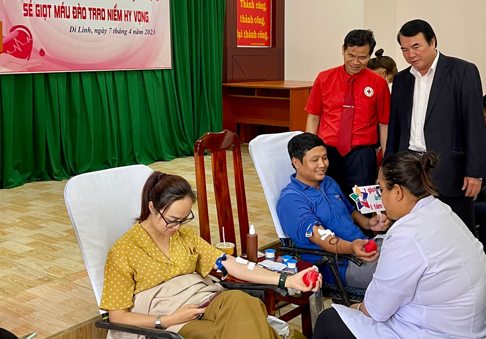 Động viên, khuyến khích nhiều người tham gia hiến máu tình nguyện