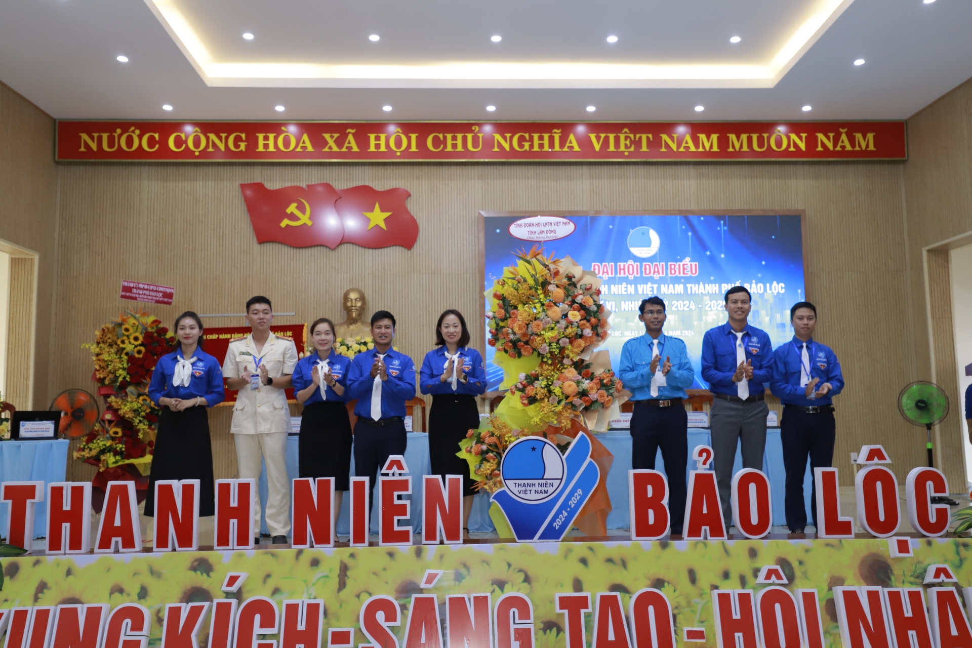 Hội LHTN Việt Nam tỉnh Lâm Đồng tặng hoa chúc mừng Đại hội
