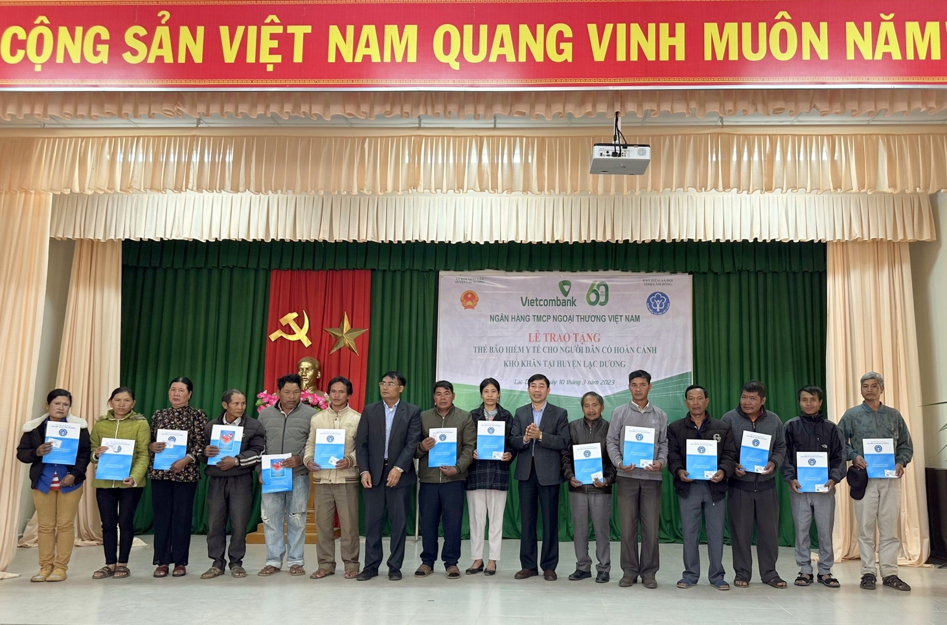 Chương trình trao tặng thẻ BHYT cho người dân có hoàn cảnh khó khăn tại huyện Lạc Dương