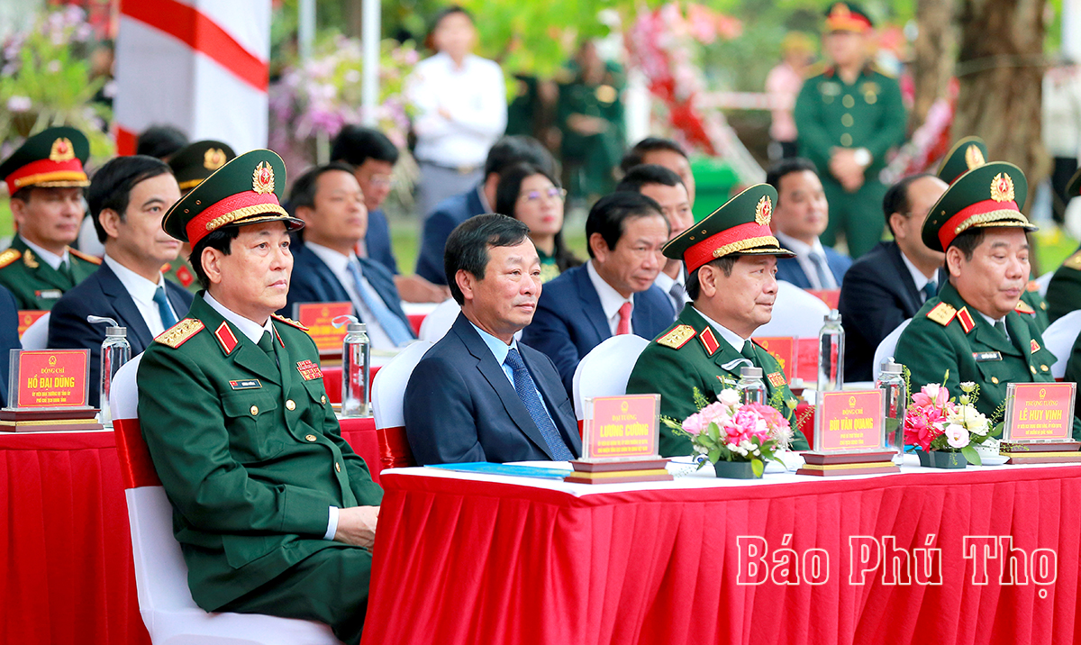 Đại tướng Lương Cường - Chủ nhiệm Tổng cục Chính trị QĐND Việt Nam, Thượng tướng Lê Huy Vịnh - Thứ trưởng Bộ Quốc phòng và Chủ tịch UBND tỉnh Bùi Văn Quang dự lễ khánh thành