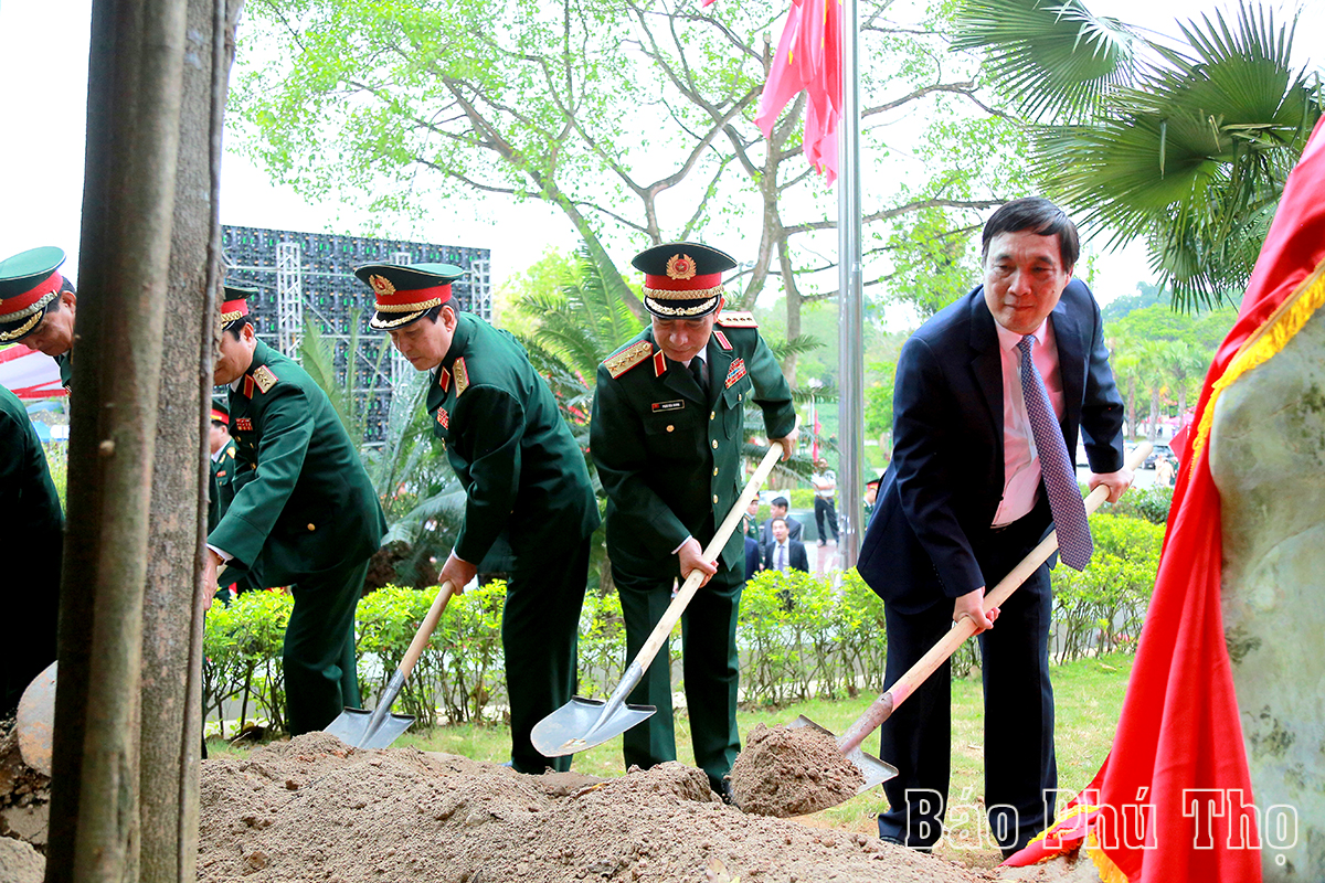 Đại tướng Phan Văn Giang, Đại tướng Lương Cường, Bí thư Tỉnh ủy Bùi Minh Châu và các đại biểu trồng cây lưu niệm tại Đền Hùng