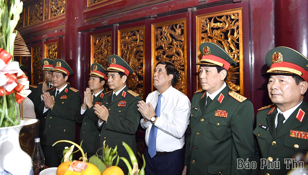 Đại tướng Phan Văn Giang, Đại tướng Lương Cường, Bí thư Tỉnh ủy Bùi Minh Châu và các đại biểu dâng hương tại Điện Kính Thiên