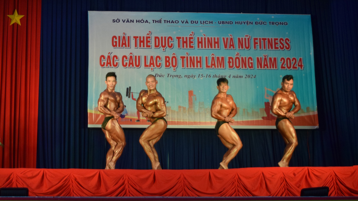 Các vận động viên nam thi đấu