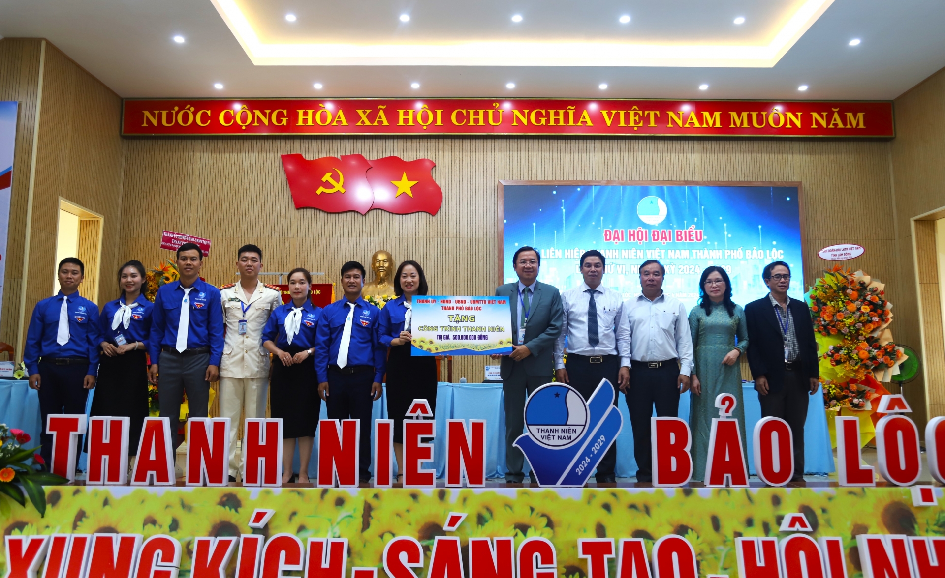 Lãnh đạo TP Bảo Lộc tặng hoa, bức trướng chúc mừng Đại hội và tặng công trình Thanh niên trị giá 500 triệu đồng cho Hội LHTN Việt Nam TP Bảo Lộc