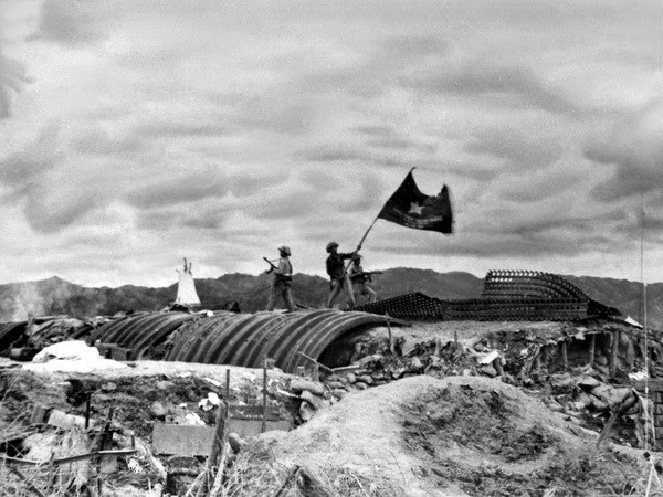 Ngày 7/5/1954, lá cờ Quyết chiến, quyết thắng” của QĐND Việt Nam Anh hùng tung bay trên nóc hầm tướng De Castries, chiến dịch lịch sử Điện Biên Phủ toàn thắng. Ảnh tư liệu (Nguồn: TTXVN)