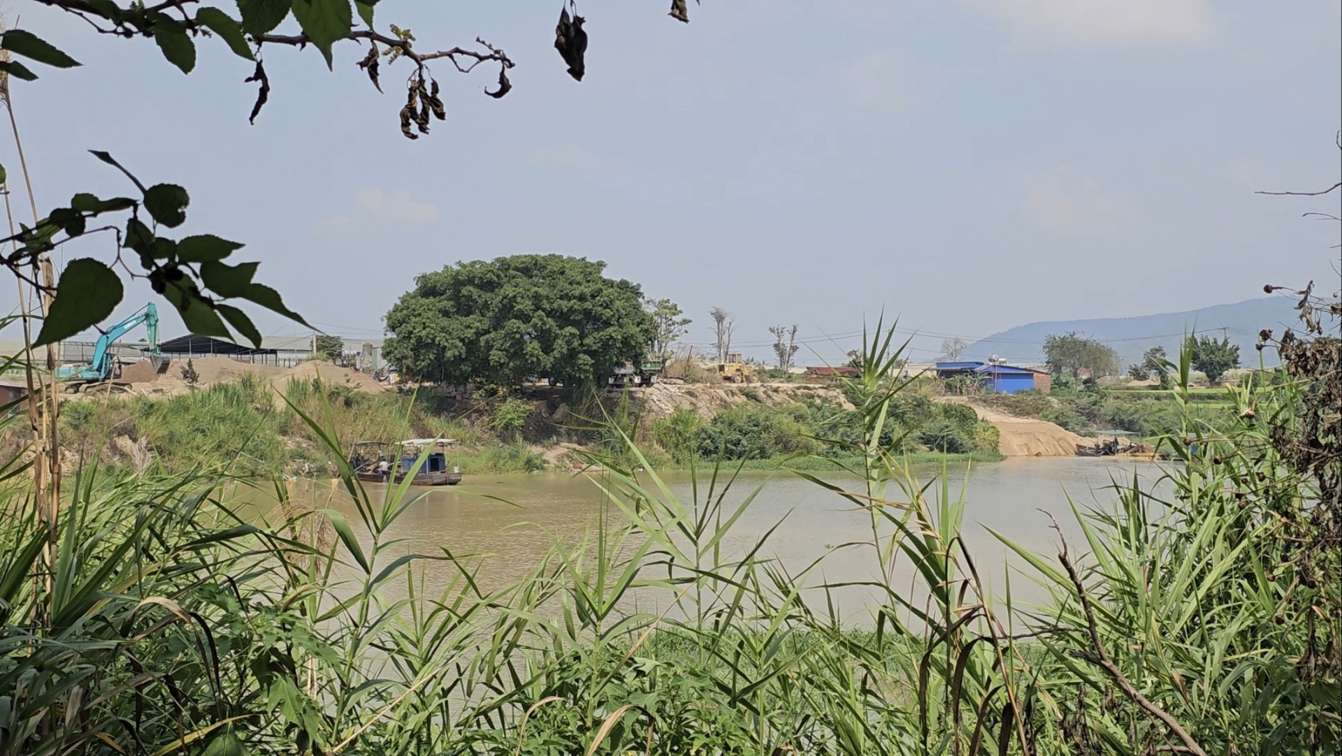 Đoạn bờ sông Đa Nhim ngay trung tâm huyện Đơn Dương thường xuyên diễn ra tình trạng hút rửa phôi cát