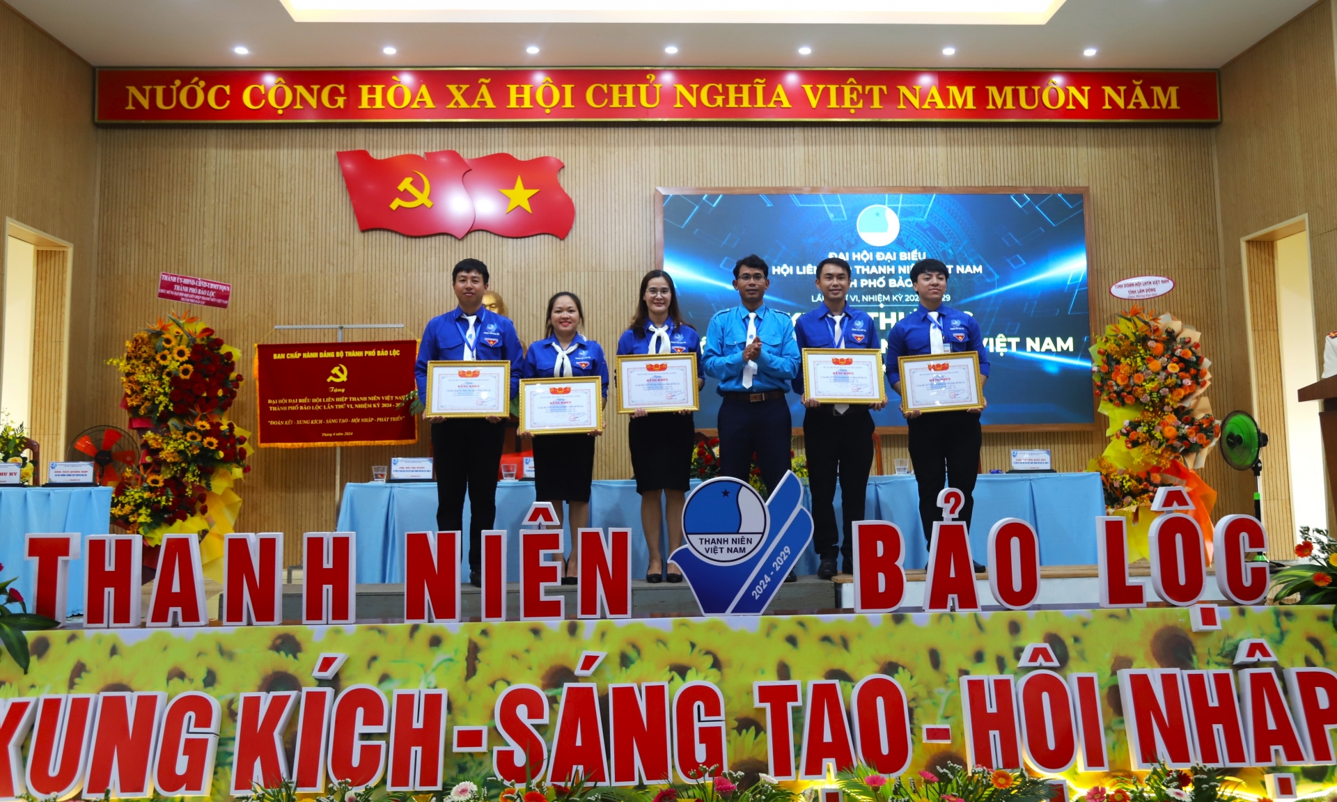 Trao Bằng khen của Hội LHTN Việt Nam tỉnh Lâm Đồng cho các tập thể