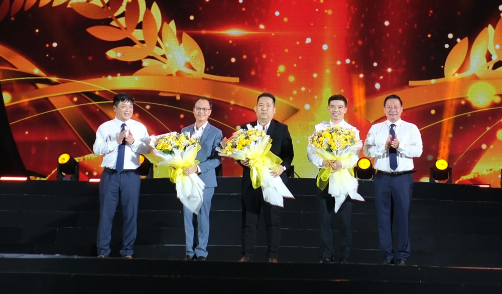Thay mặt Ban tổ chức, Chủ tịch UBND tỉnh Nguyễn Thanh Ngọc và Phó Tổng Biên tập Báo Nhân Dân Quế Đình Nguyên tặng hoa tặng đại diện các nhà tài trợ chương trình.