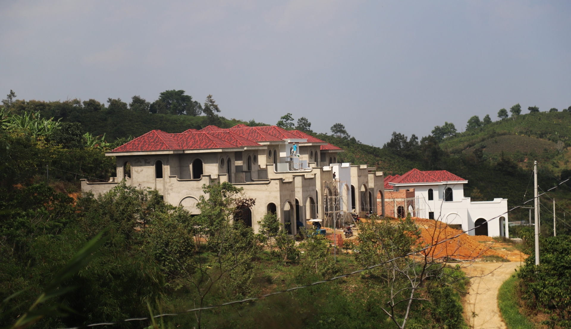 Khu biệt thự đồ sộ với 22 căn nhà xây dựng không phép tại Thôn 10A (xã Lộc Thành, huyện Bảo Lâm)