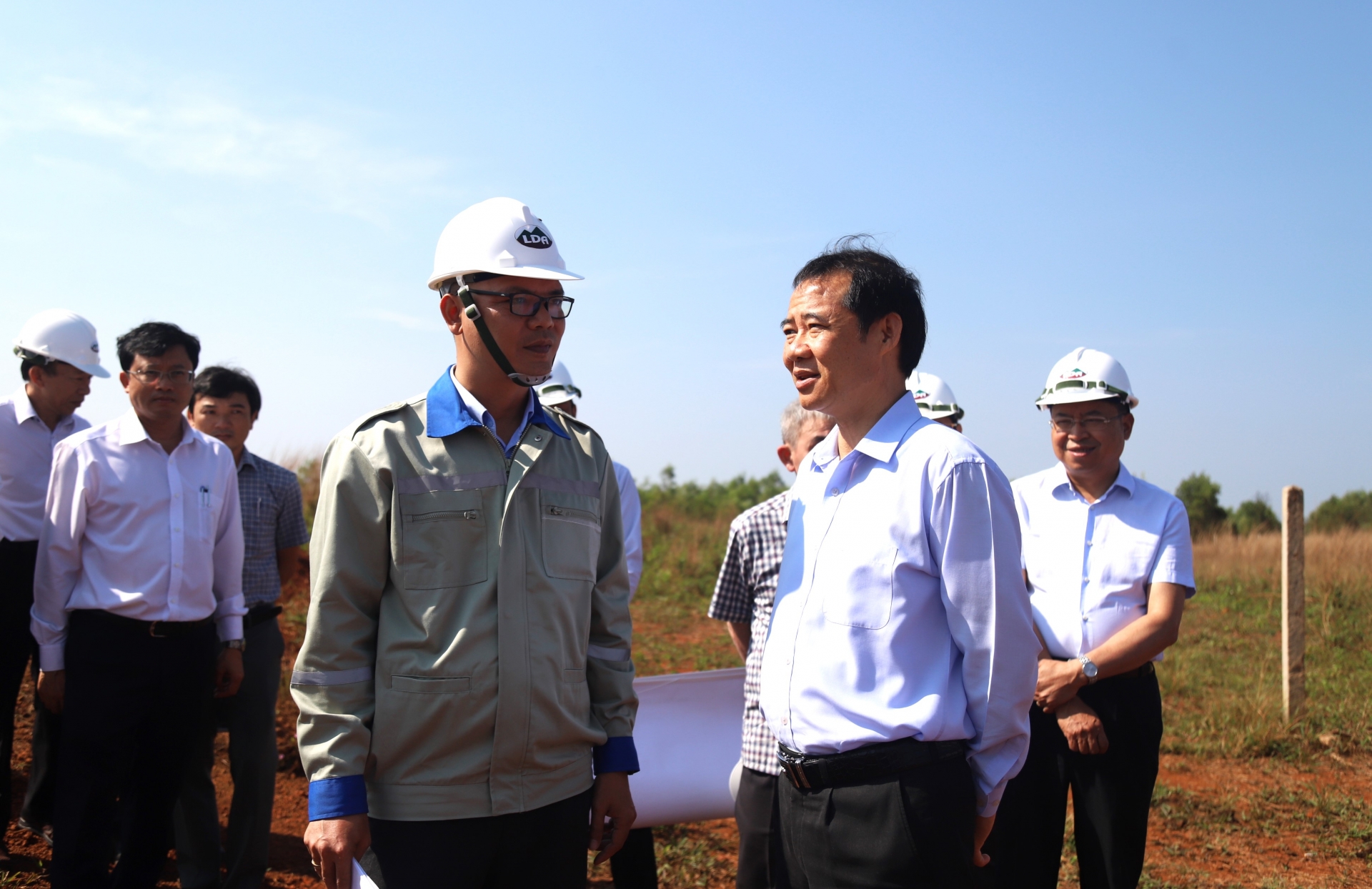 Đại diện Công ty Nhôm Lâm Đồng báo cáo tình hình khai thác quặng, sản xuất kinh doanh của đơn vị với Quyền Bí thư Tỉnh ủy Lâm Đồng Nguyễn Thái Học