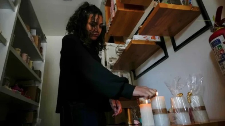 Người dân ở thành phố Quito, Ecuador, thắp nến chuẩn bị cho tình trạng mất điện ngày 16-4