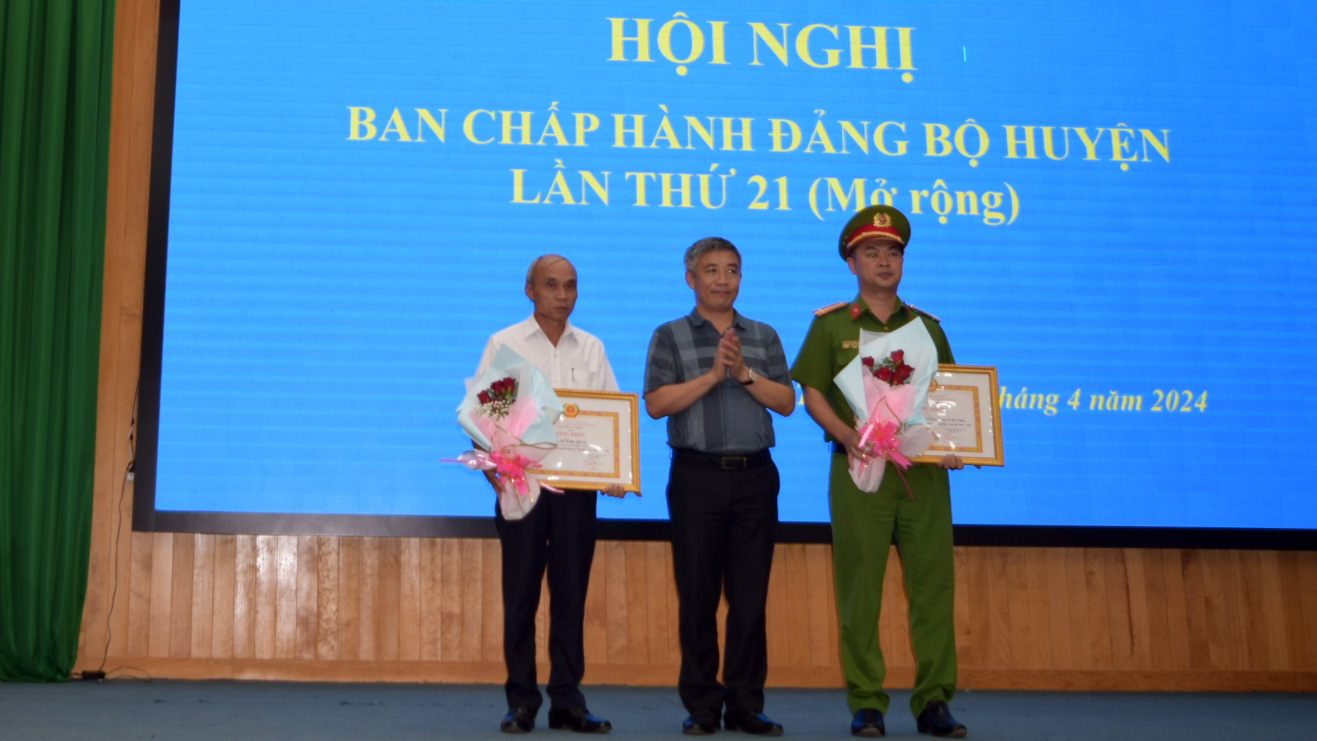 Đồng chí Bùi Sơn Điền - Bí thư Huyện ủy, trao Bằng khen cho các tập thể