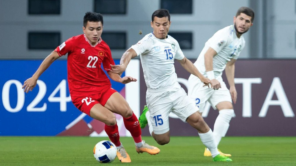 Nhận thất bại 0-3 trước U23 Uzbekistan (áo trắng) ở lượt trận cuối tại bảng D, U23 Việt Nam sẽ đối đầu với đối thủ U23 Iraq tại tứ kết Giải U23 châu Á 2024