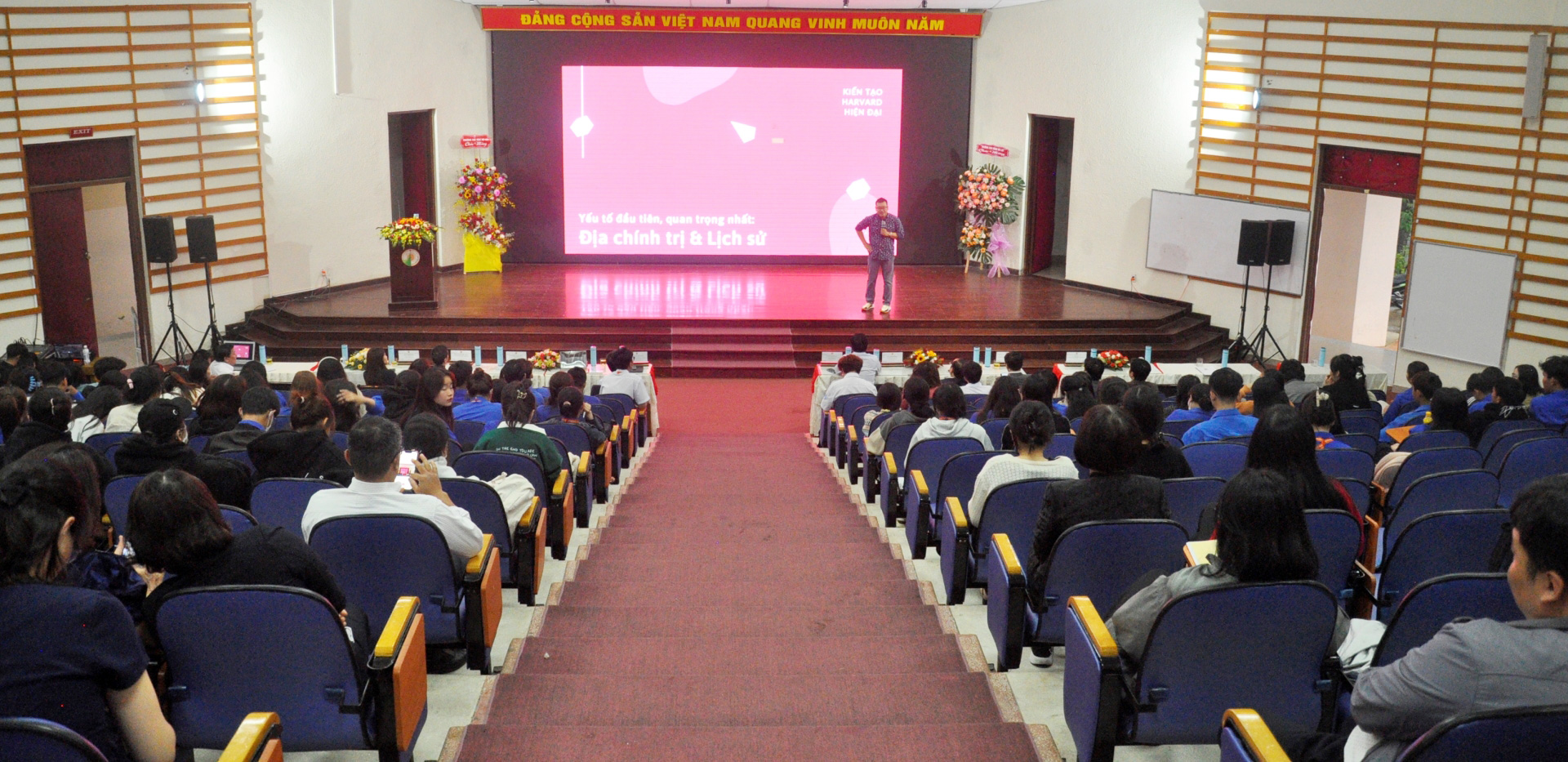 Đông đảo giảng viên, học viên, sinh viên của Trường Đại học Đà Lạt đến tham dự talkshow “Một góc nhìn về Nguyễn Ái Quốc - Hồ Chí Minh”