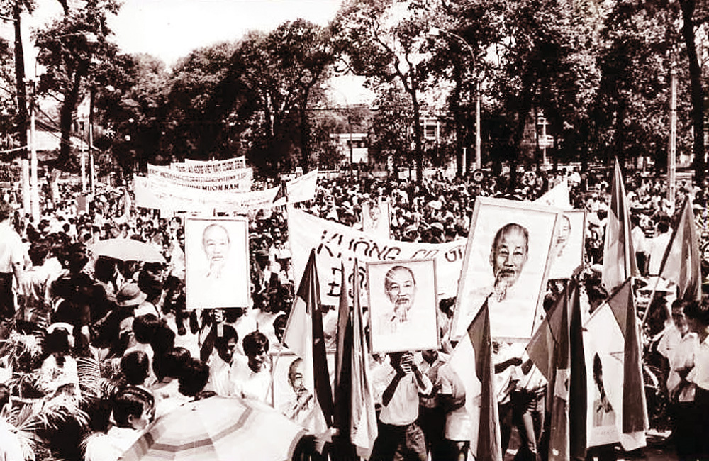 Nhân dân Sài Gòn dự mít tinh mừng miền Nam 
hoàn toàn giải phóng. Ảnh: Tư liệu