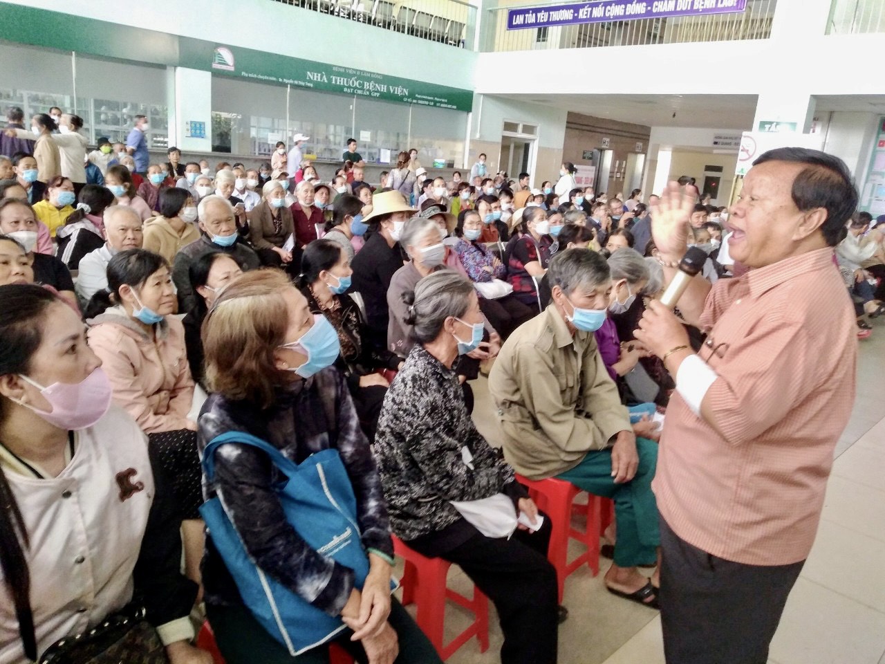 Ông Nguyễn Văn Lực -Chủ tịch Hội Bảo trợ Bệnh nhân nghèo -Người tàn tật và Trẻ mồ côi Lâm Đồng phát biểu tại Chương trình mổ mắt miễn phí đem lại ánh sáng cho bệnh nhân nghèo và người cao tuổi