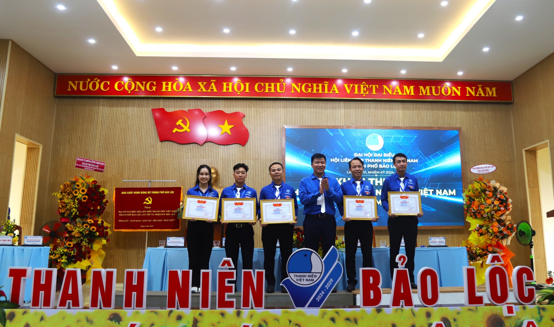 Các cá nhân nhận bằng khen của Hội LHTN Việt Nam tỉnh Lâm Đồng trao tặng