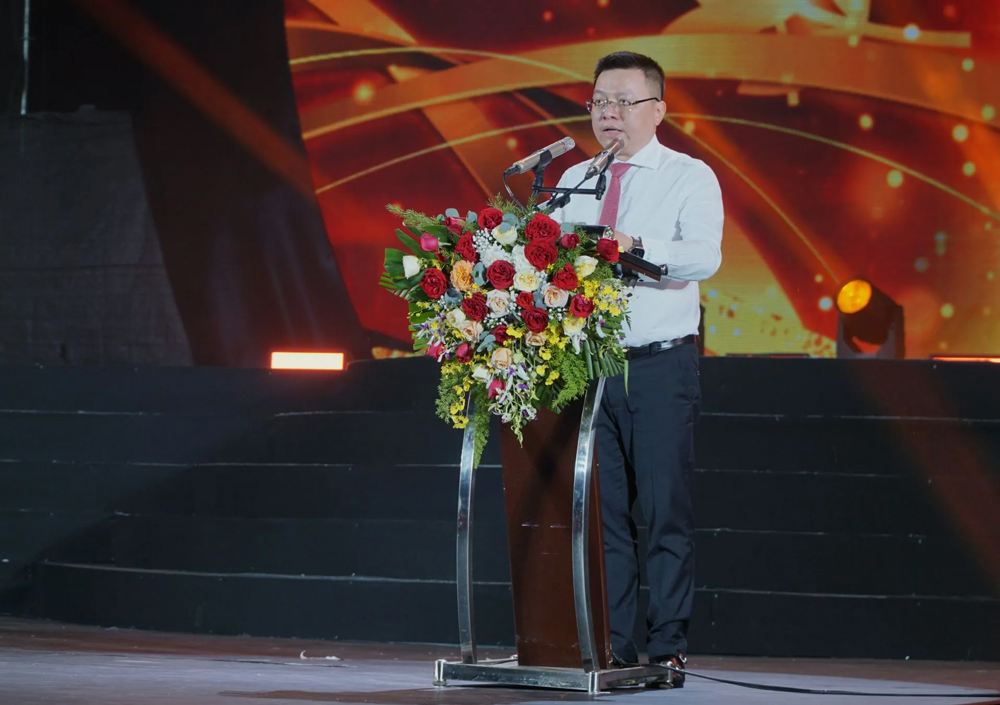 Tổng Biên tập Báo Nhân Dân Lê Quốc Minh phát biểu tại Lễ khai mạc chương trình nghệ thuật chính luận “Tây Ninh - Khúc hát tự hào”.