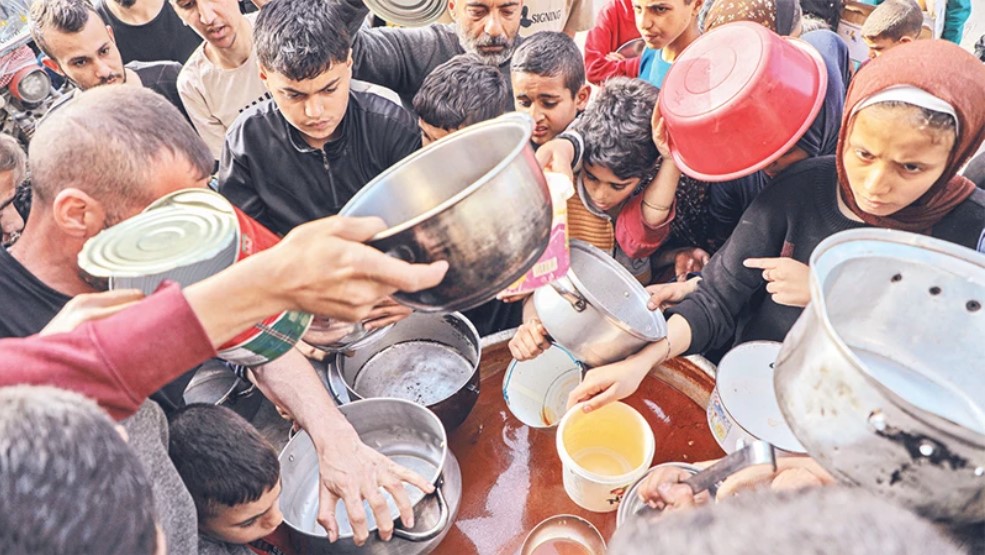 Người dân chờ nhận lương thực cứu trợ ở Gaza