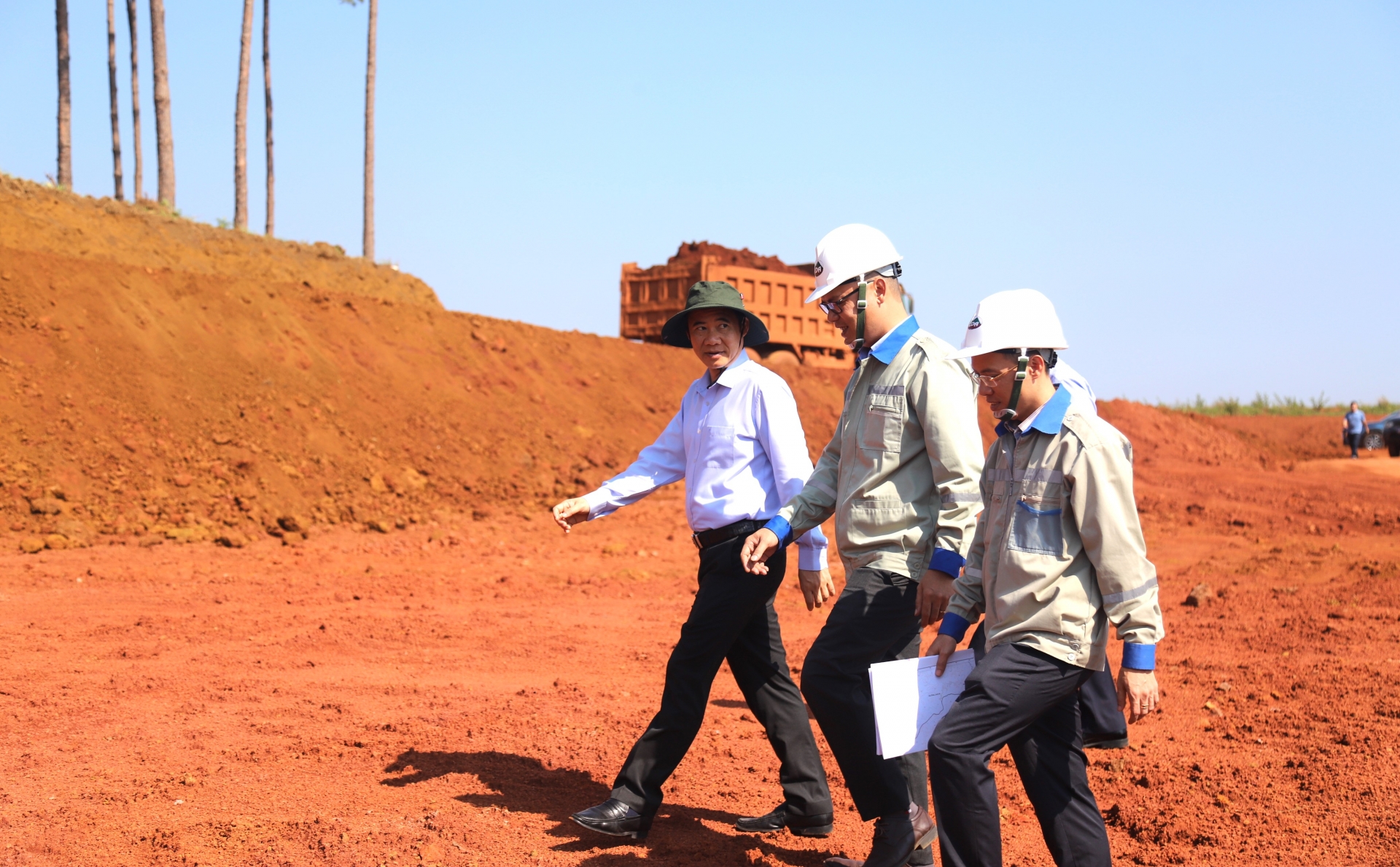 Quyền Bí thư Tỉnh ủy Lâm Đồng Nguyễn Thái Học khảo sát thực tế tại khu vực khai thác quặng thuộc Dự án Bauxite - Nhôm Lâm Đồng
