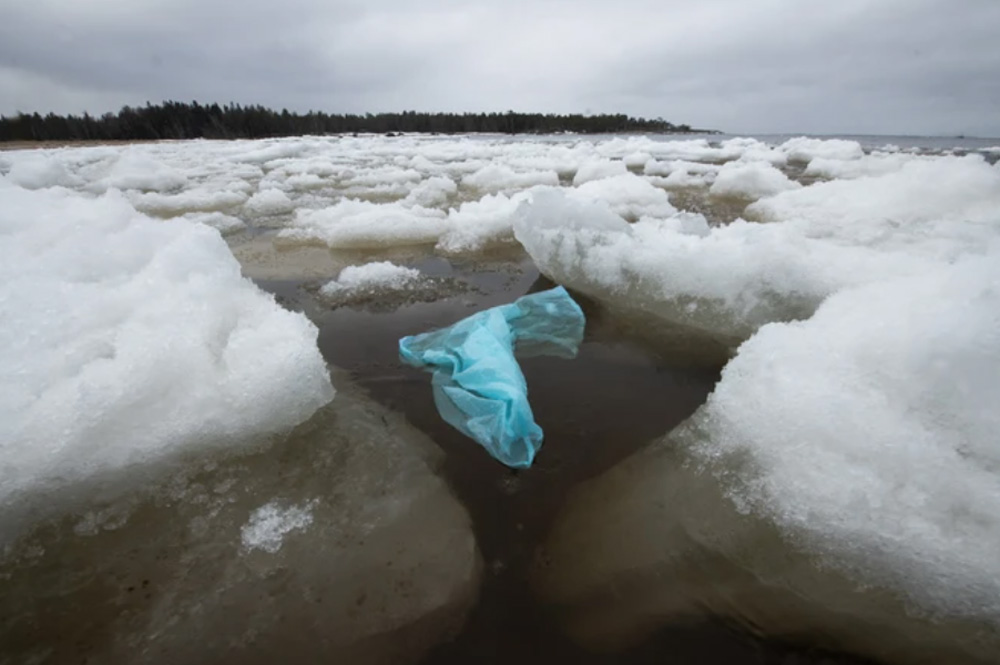 Túi nylon trôi dạt vào Vịnh Botnia ở gần Pietarsaari vào cuối mùa Xuân khi băng trên biển đang tan chảy, ngày 3/5/2023