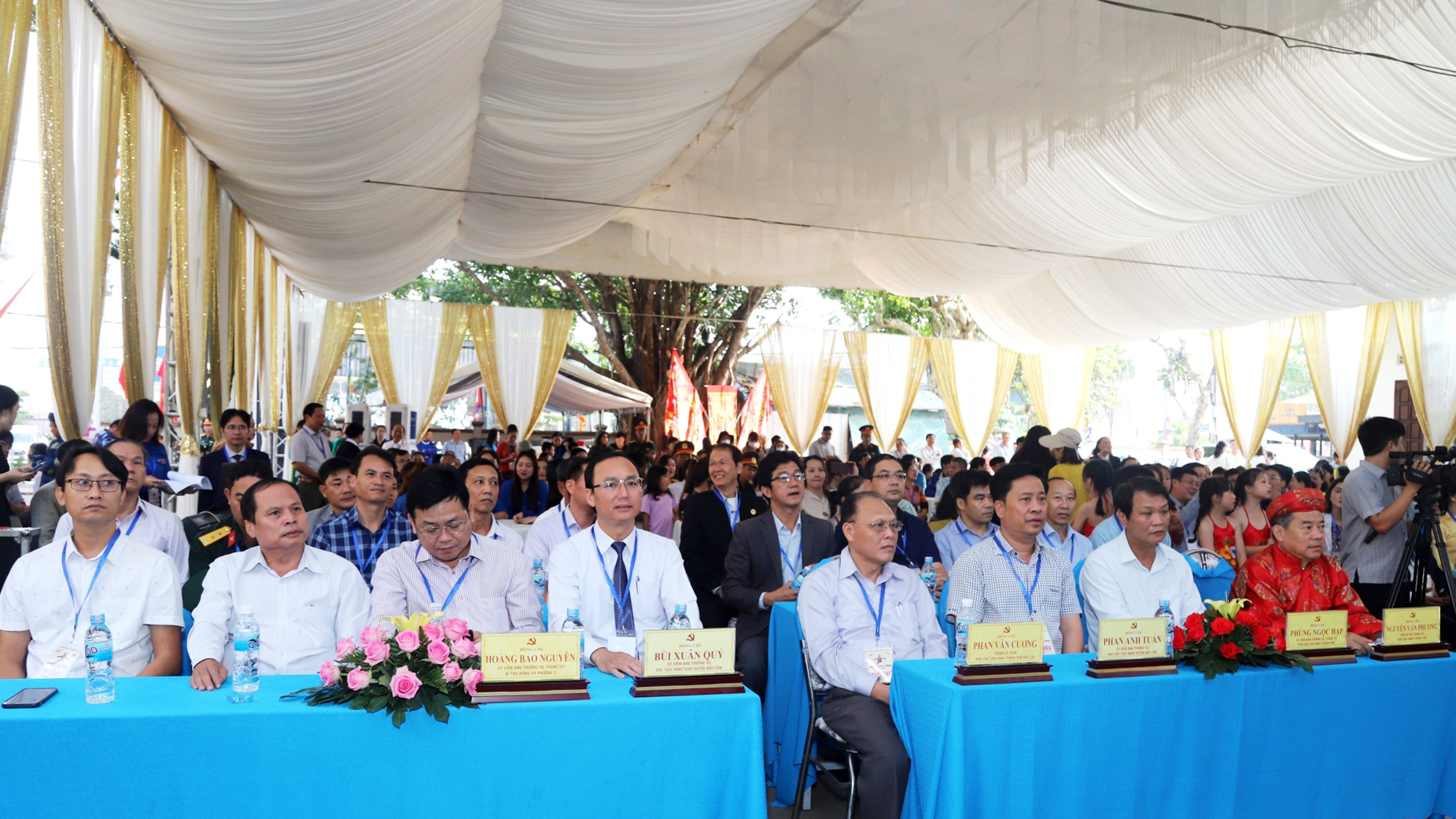 Các đại biểu cùng Nhân dân TP Bảo Lộc và huyện Bảo Lâm dự lễ tưởng niệm Quốc tổ Hùng Vương