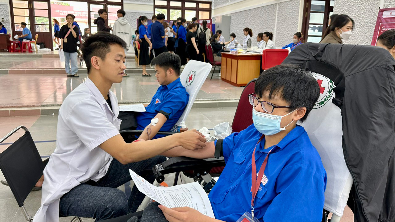 Sinh viên nhà trường tích cực tham gia hiến máu