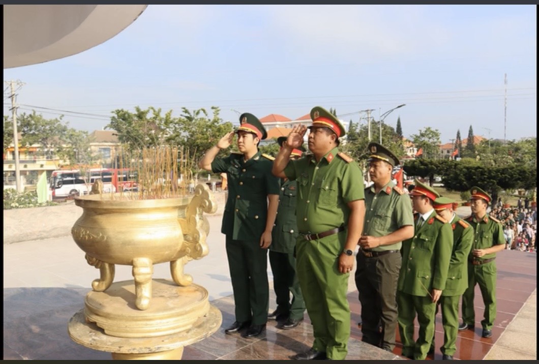 Đức Trọng tổ chức viếng Đài tưởng niệm Liệt sĩ nhân kỷ niệm 49 năm ngày giải phòng huyện