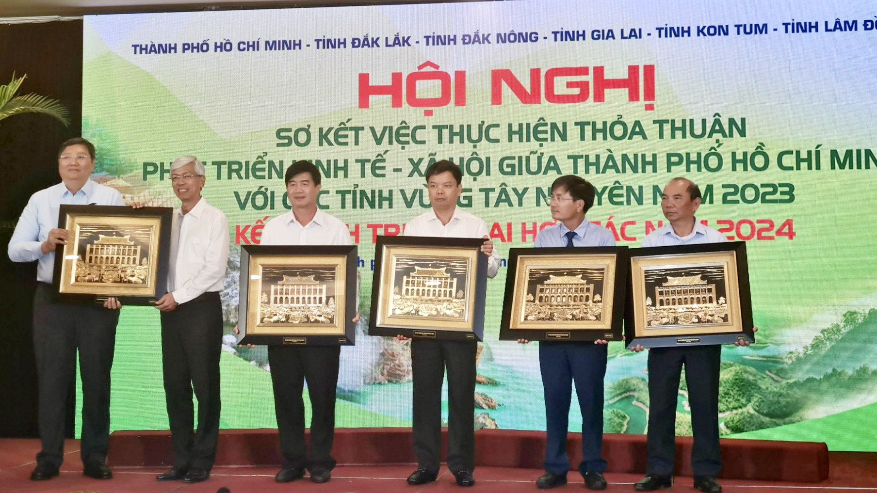 Lãnh đạo thành phố Hồ Chí Minh tặng quà lưu niệm các địa phương vùng Tây Nguyên