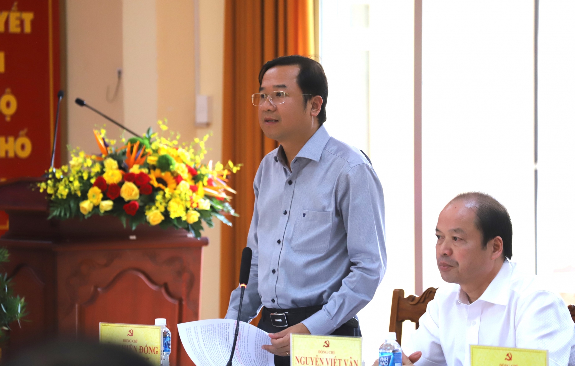Đồng chí Tôn Thiện Đồng - Ủy viên Ban Thường vụ Tỉnh ủy, Bí thư Thành ủy Bảo Lộc báo cáo tại hội nghị