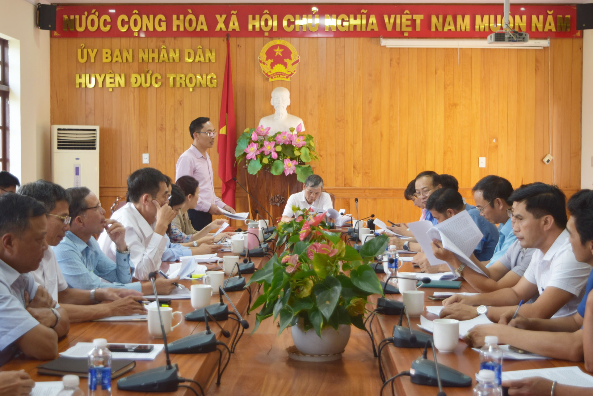 Đồng chí Lê Đình Nam - Phó Giám đốc phụ trách phòng giao dịch NHCSXH huyện Đức Trọng, báo cáo hoạt động 3 tháng đầu năm