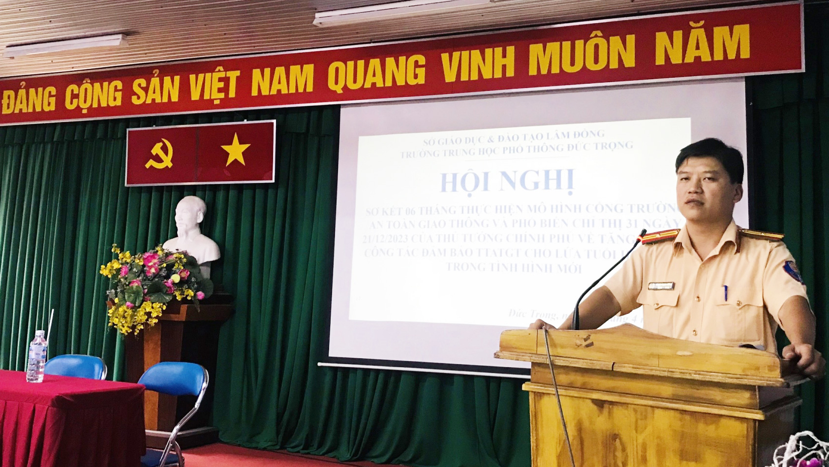 Thiếu tá Phạm Mạnh Công - báo cáo viên chuyên đề ATGT, báo cáo tại hội nghị