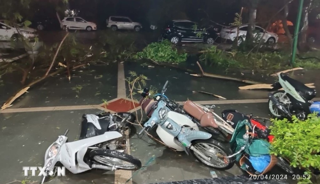 Nhiều xe máy tại Khu Đô thị Đặng Xá, Gia Lâm (Hà Nội) bị đổ và thiệt hại do mưa lớn và gió giật mạnh tối 20/4