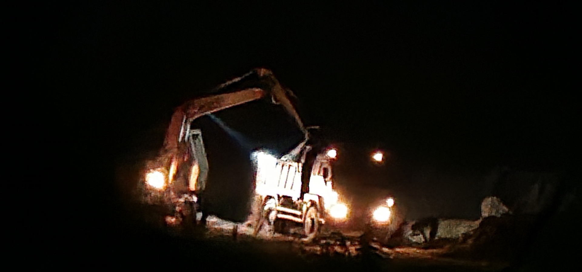 Xe đào, xe ben hoạt động trong đêm 10/4 tại một đồi đất tại thôn Pró Trong (xã Pró)