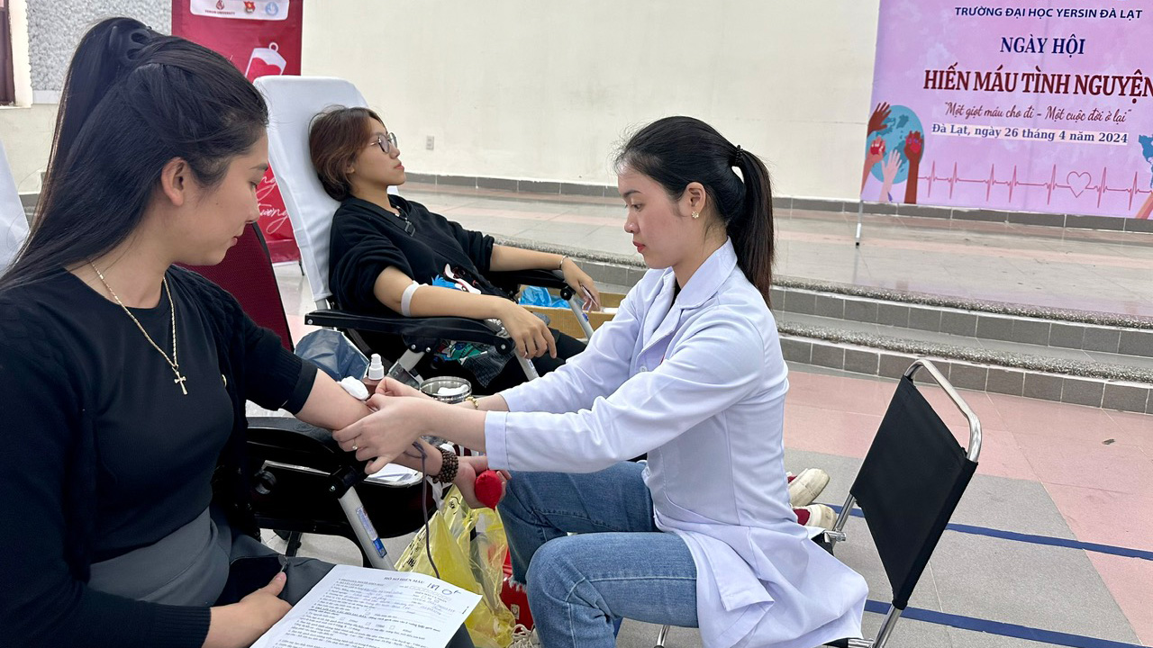 Cán bộ, giảng viên nhà trường tham gia hiến máu tình nguyện