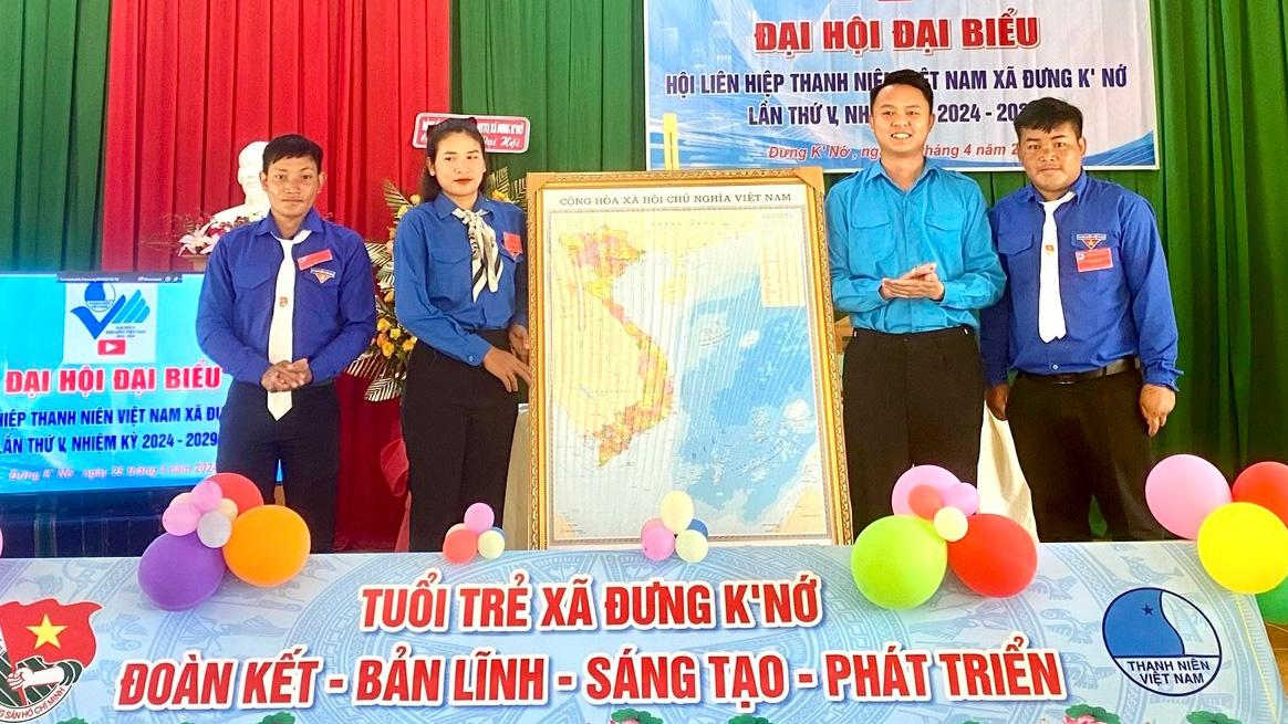 Hội LHTN Việt Nam huyện Lạc Dương trao tặng bản đồ hưởng ứng cuộc vận động Tự hào một dải non sông