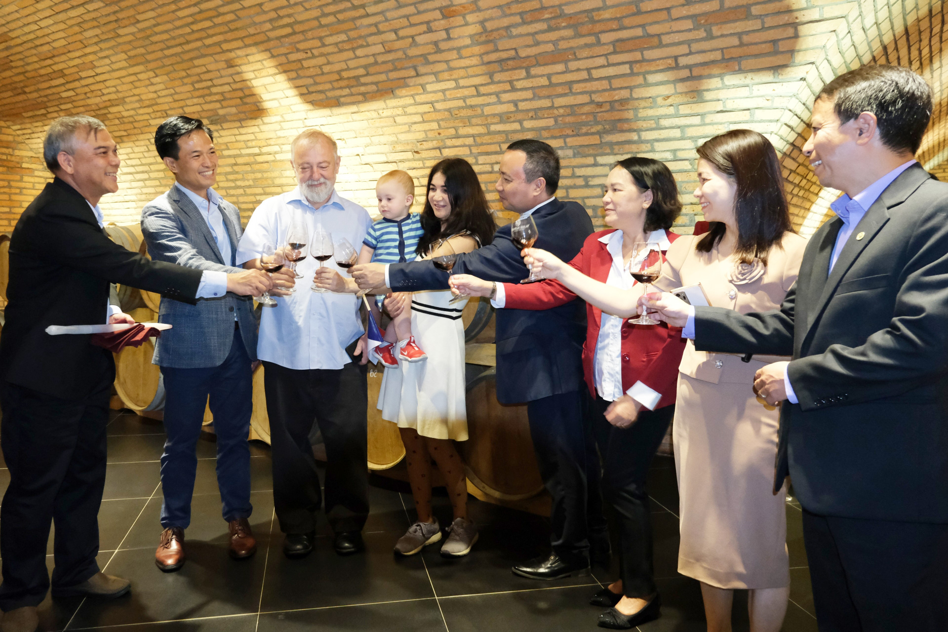 Đại sứ Cộng hoà Séc tại Việt Nam, ngài Hynek Kmonicek thích thú khi đến tham quan nhà máy sản xuất rượu vang tại Đà Lạt
