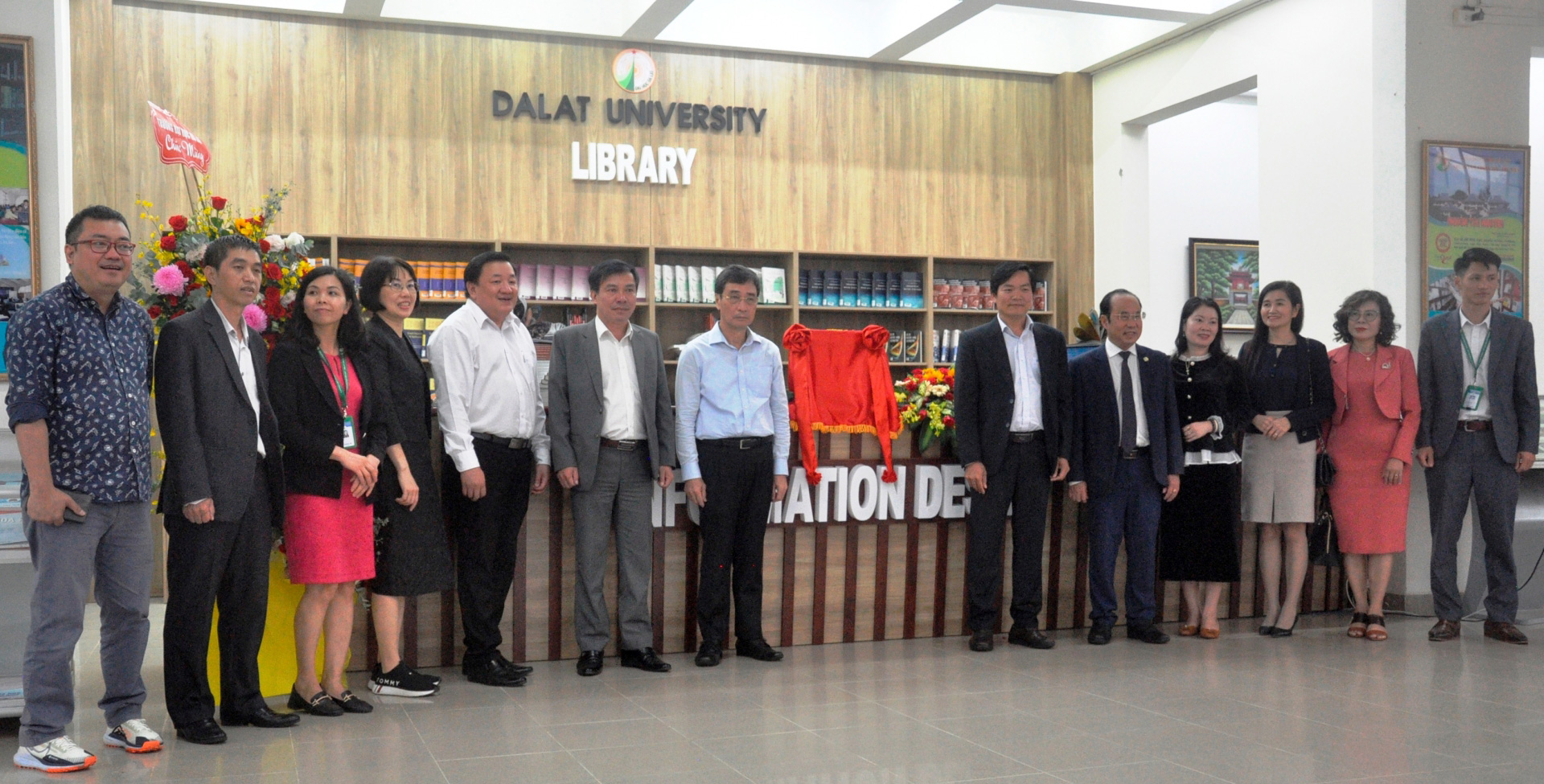 Các đại biểu khai trương không gian đọc tại Thư viện Trường Đại học Đà Lạt