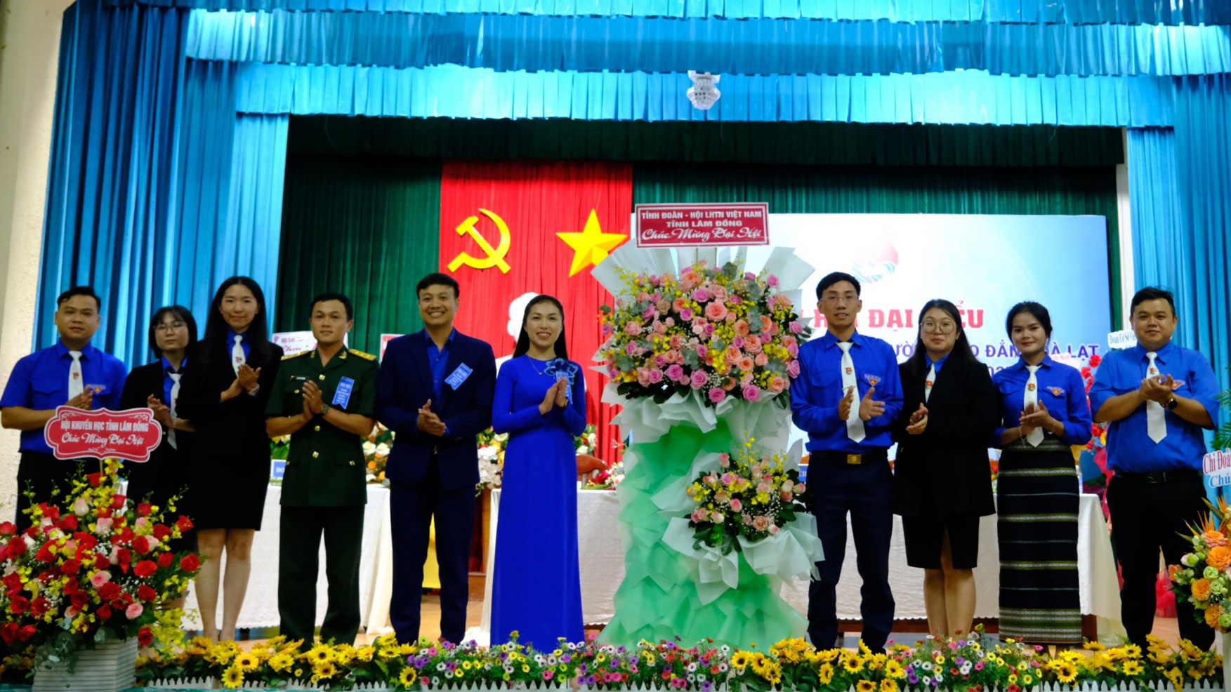 Tỉnh Đoàn - Hội LHTN Việt Nam tỉnh tặng hoa chúc mừng Đại hội
