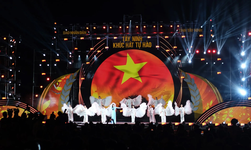 Với màn biểu diễn “Tự nguyện”  (Sáng tác: Trương Quốc Khánh), ca sĩ Hồ Quỳnh Hương và Vũ đoàn Phương Việt đã gây xúc động trong lòng khán giả.