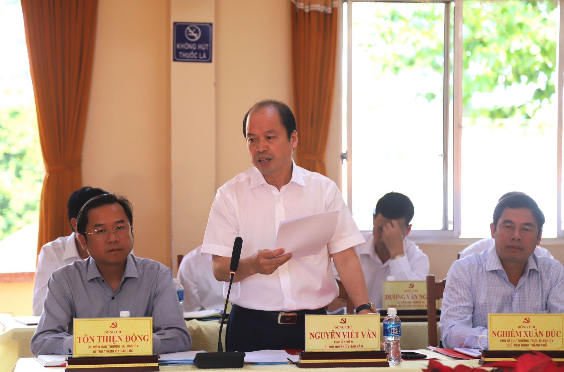 Đồng chí Nguyễn Viết Vân - Bí thư Huyện ủy Bảo Lâm báo cáo tại hội nghị