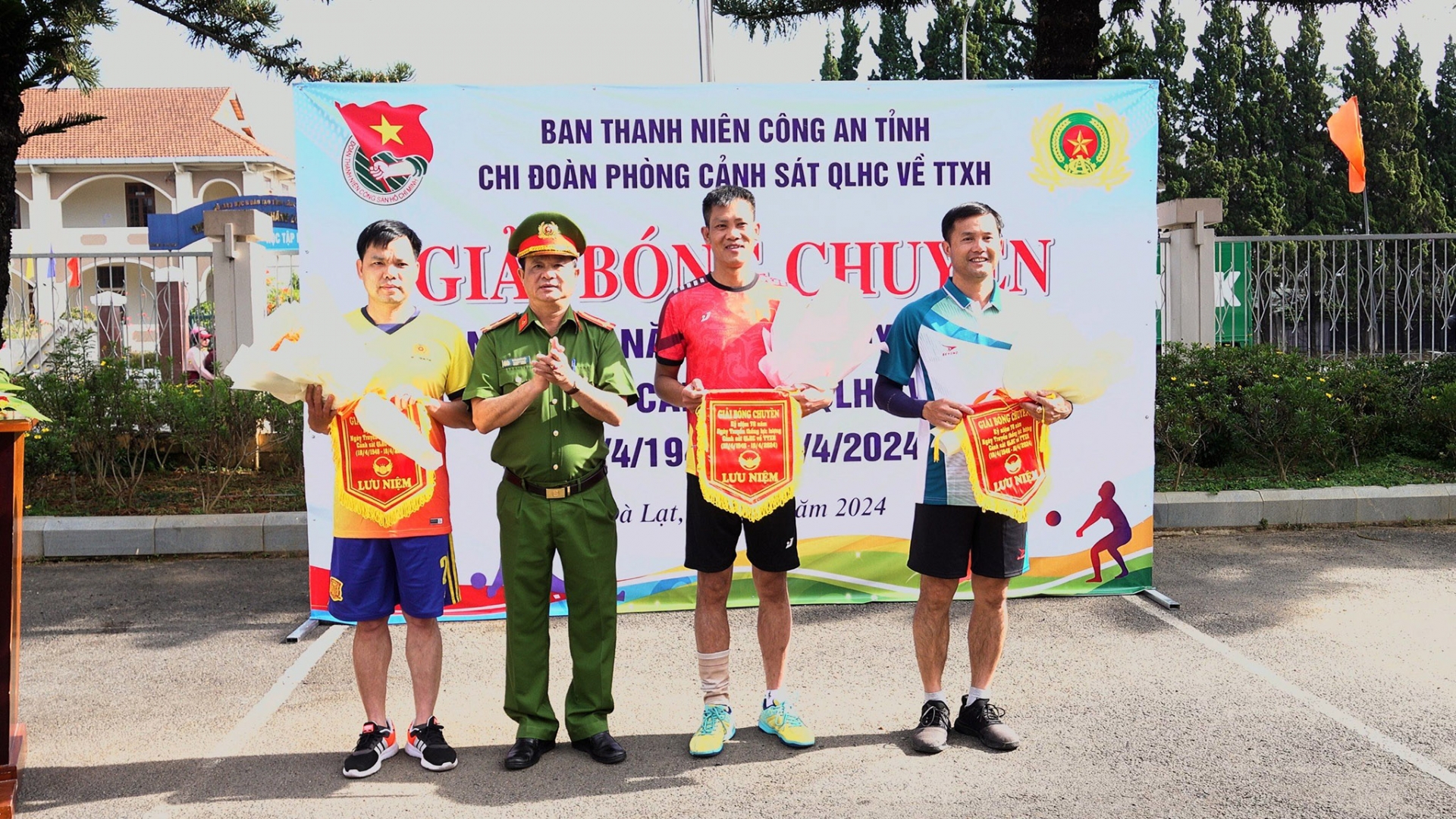 Thượng tá Trần Quốc Hội, Trưởng phòng Cảnh sát QLHC về TTXH trao cờ lưu niệm cho các Đội